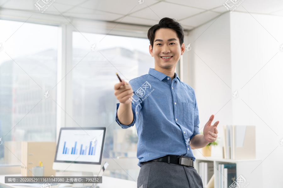 年轻商务男士在办公室工作