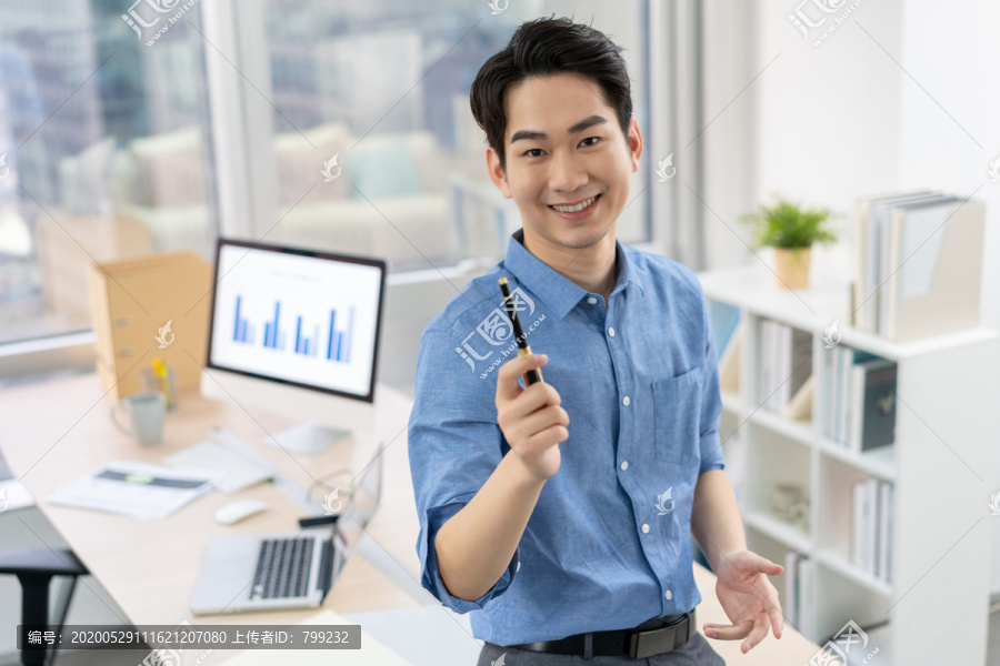 年轻商务男士在办公室工作