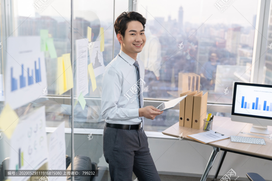 年轻商务男士在办公室工作