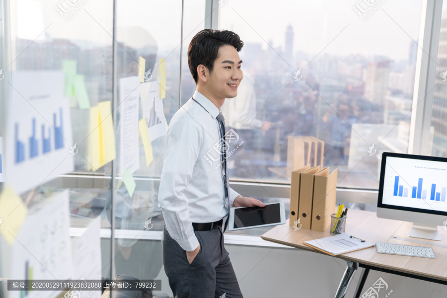 年轻商务男士在办公室工作