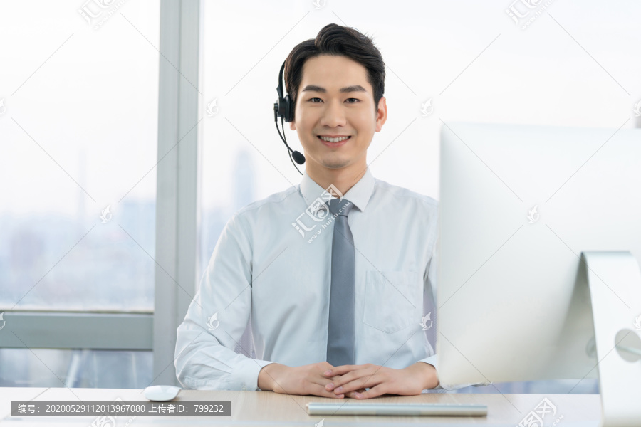 年轻的客服代表