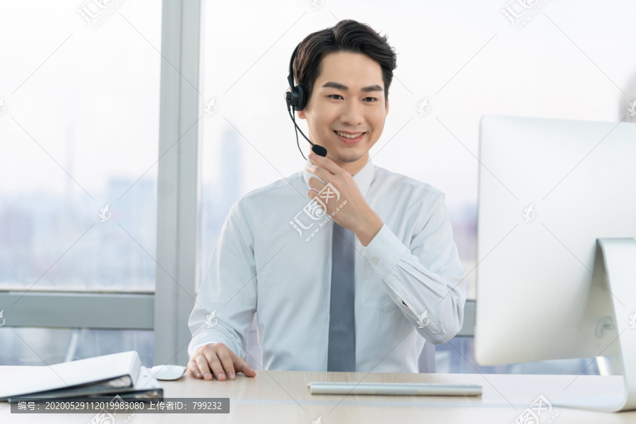 年轻的客服代表