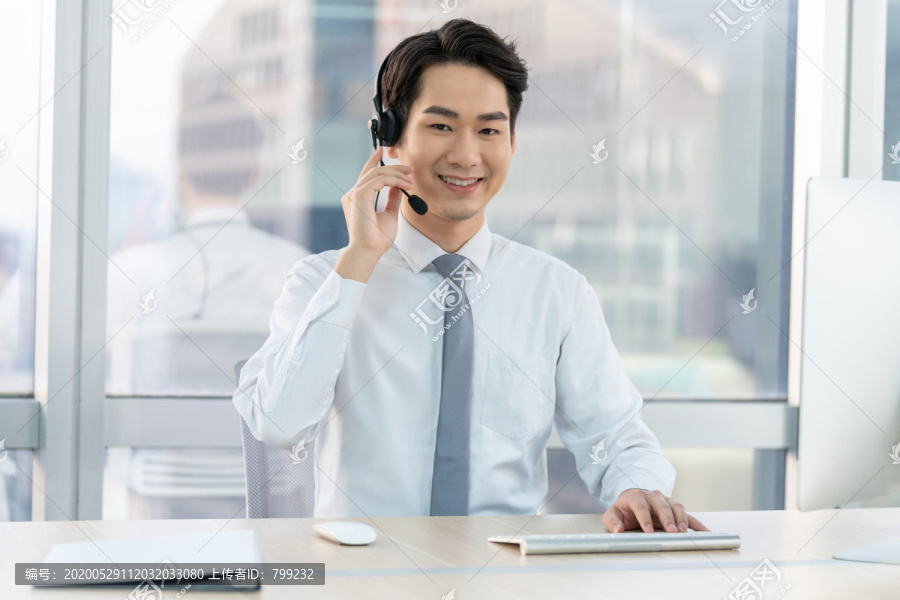 年轻的客服代表