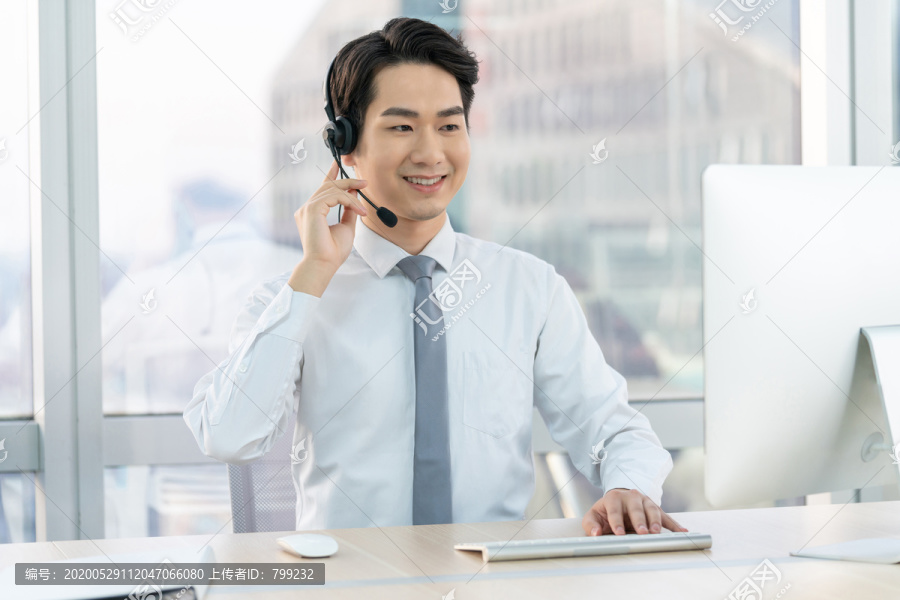 年轻的客服代表