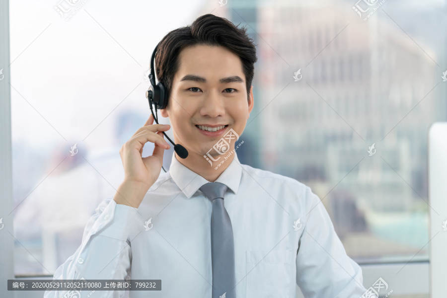 年轻的客服代表