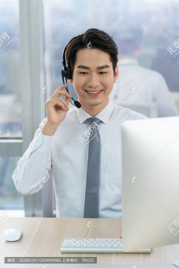 年轻的客服代表