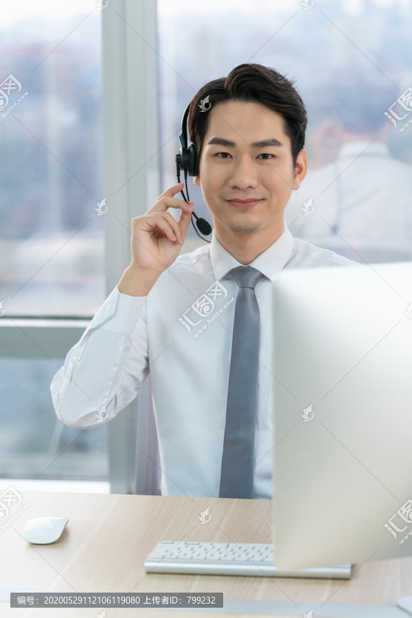 年轻的客服代表