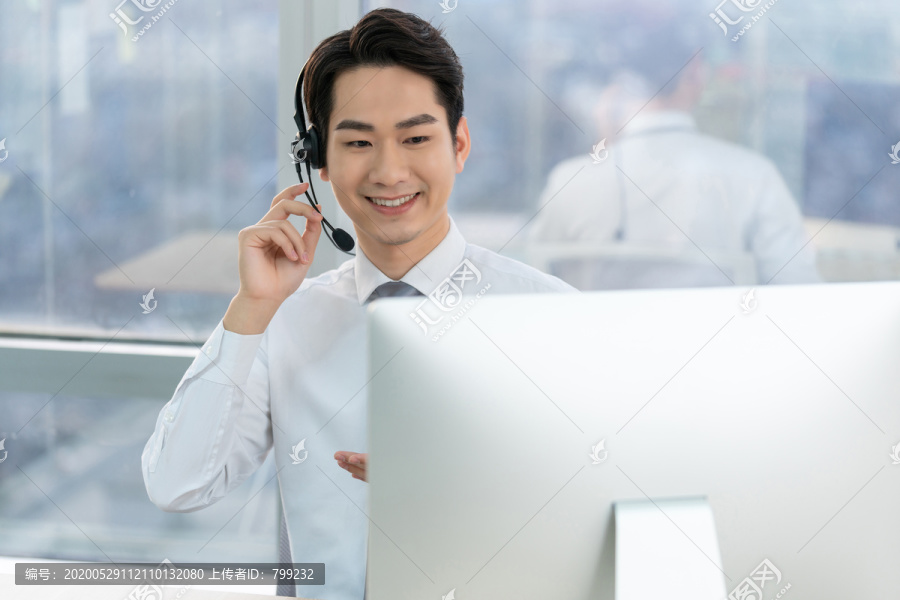 年轻的客服代表