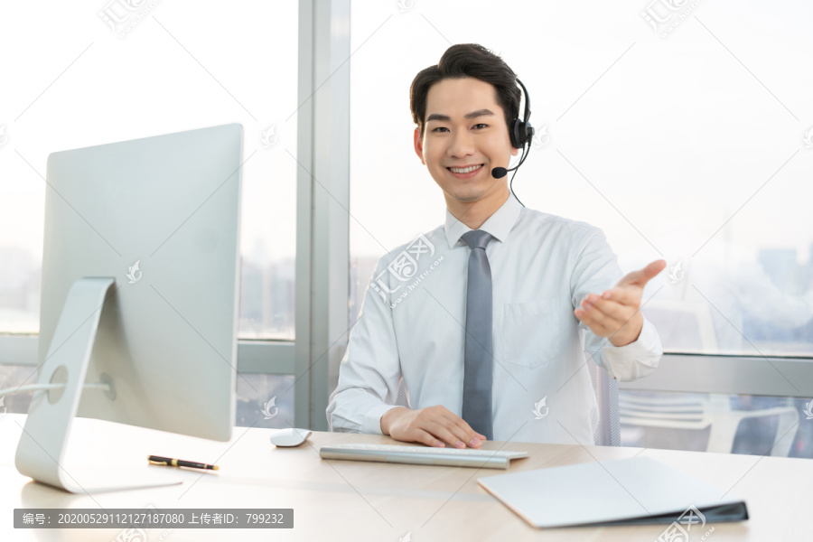 年轻的客服代表