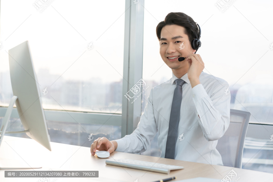 年轻的客服代表