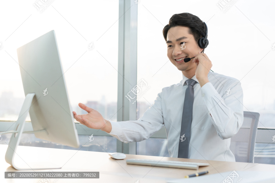 年轻的客服代表