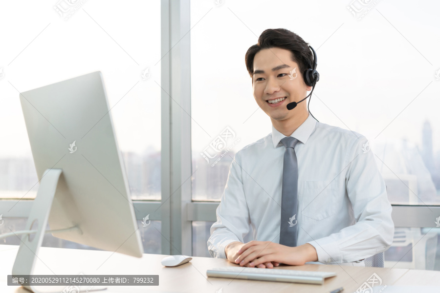 年轻的客服代表