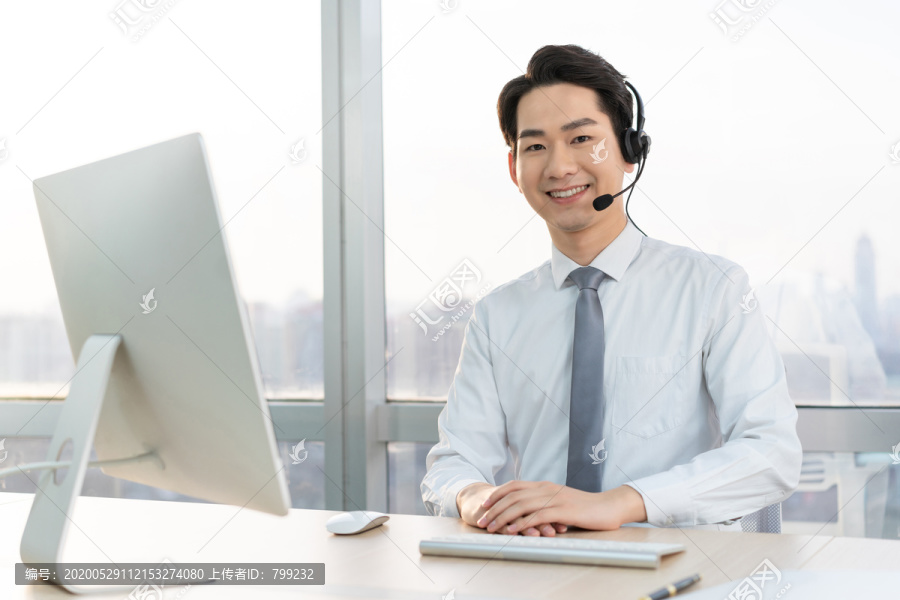 年轻的客服代表