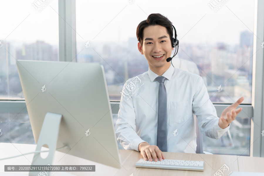 年轻的客服代表