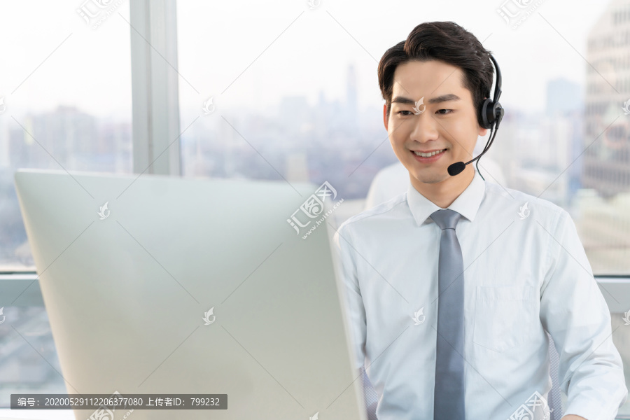 年轻的客服代表