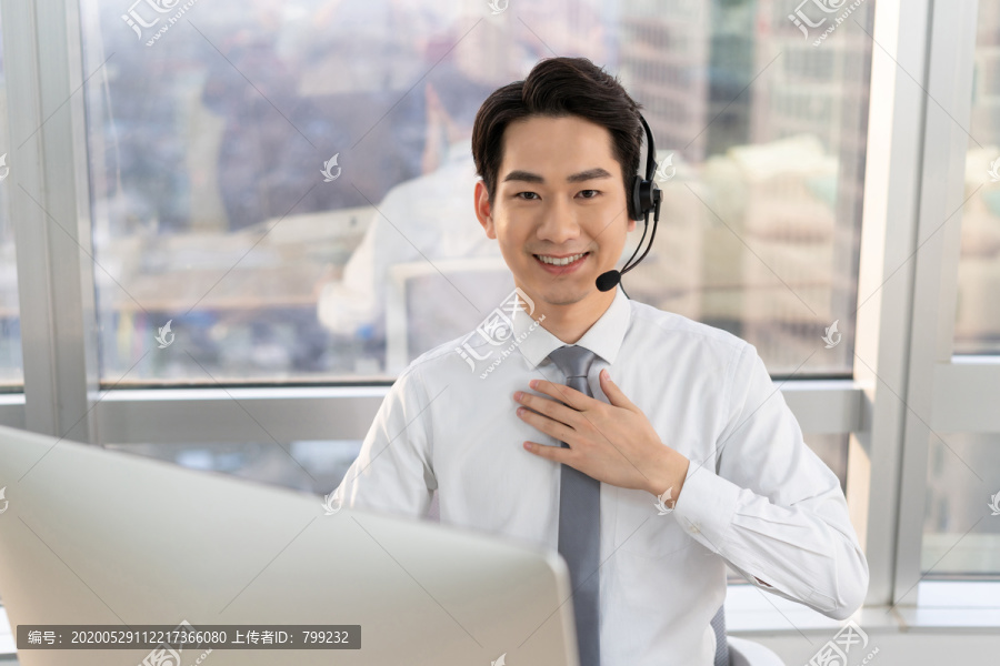 年轻的客服代表
