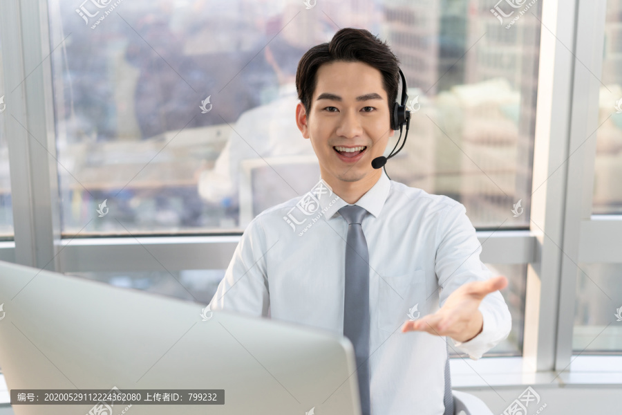 年轻的客服代表