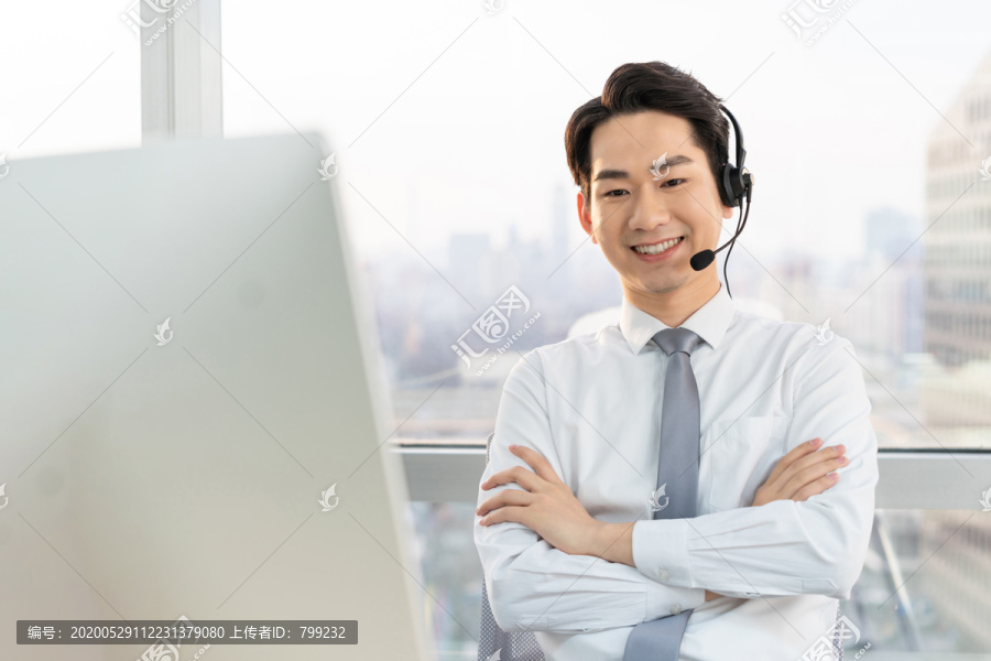 年轻的客服代表