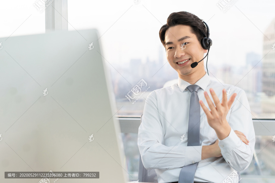 年轻的客服代表