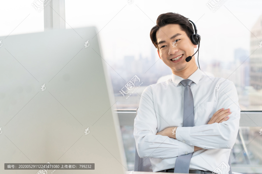 年轻的客服代表