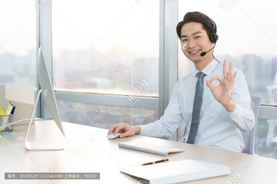 年轻的客服代表