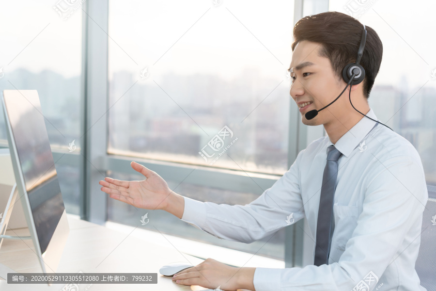 年轻的客服代表