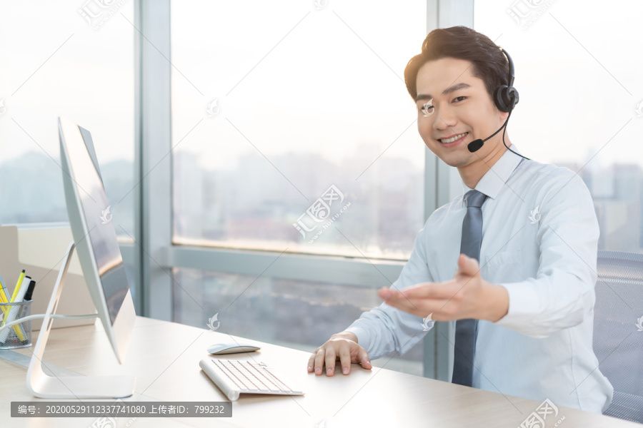 年轻的客服代表