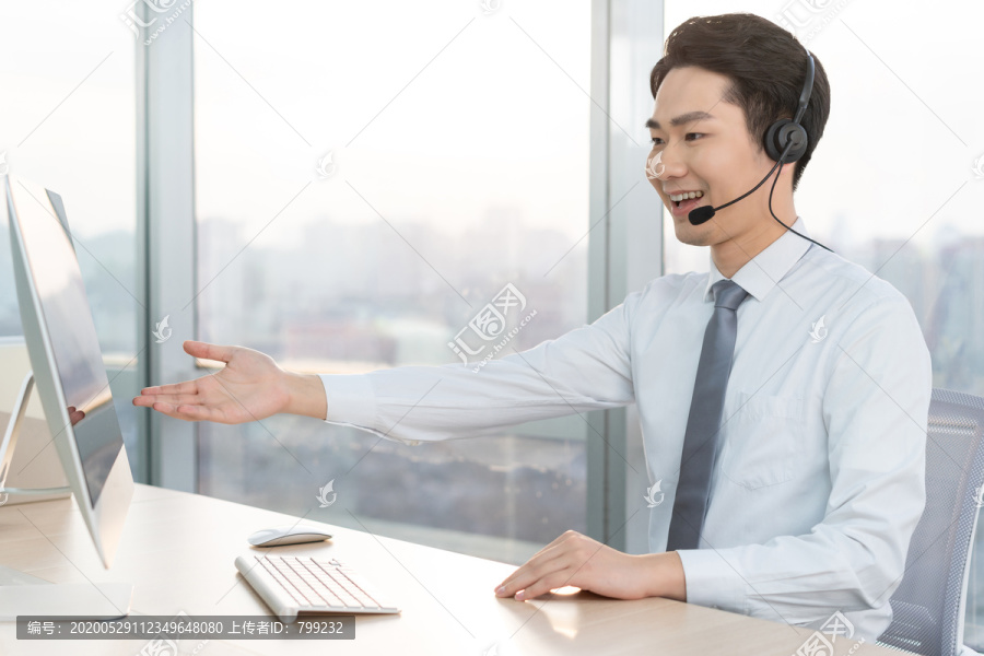 年轻的客服代表