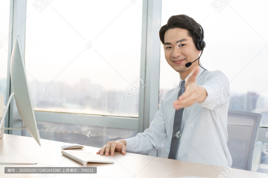 年轻的客服代表