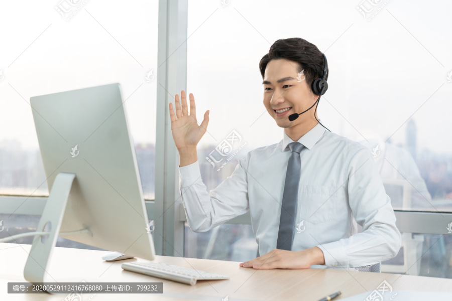 年轻的客服代表