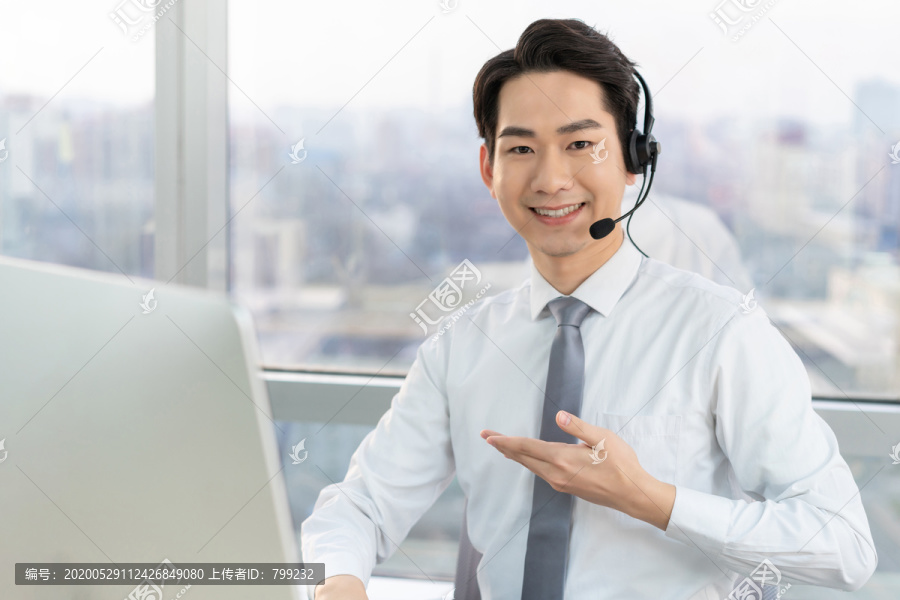 年轻的客服代表