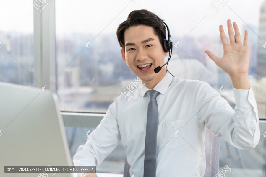 年轻的客服代表