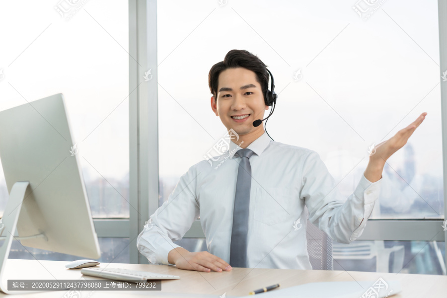 年轻的客服代表