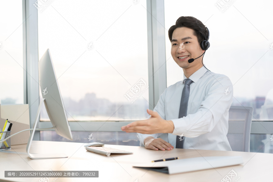 年轻的客服代表