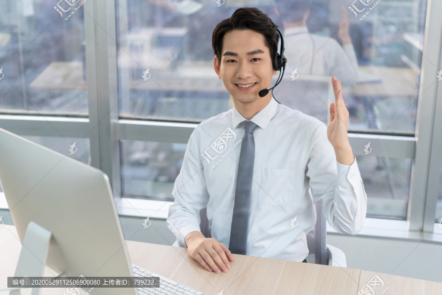 年轻的客服代表