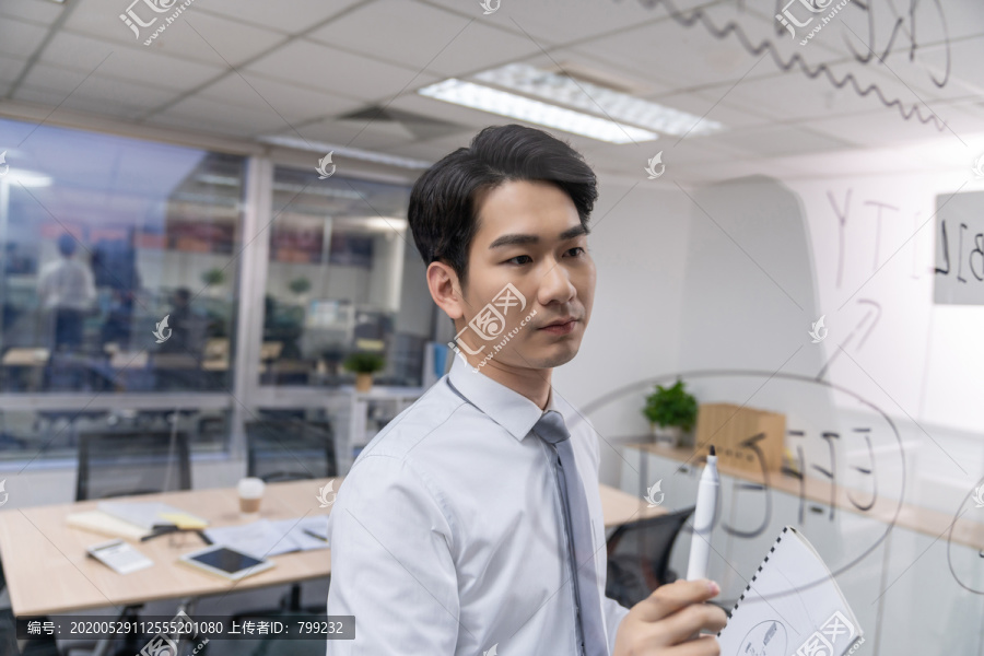 年轻商务男士在办公室工作