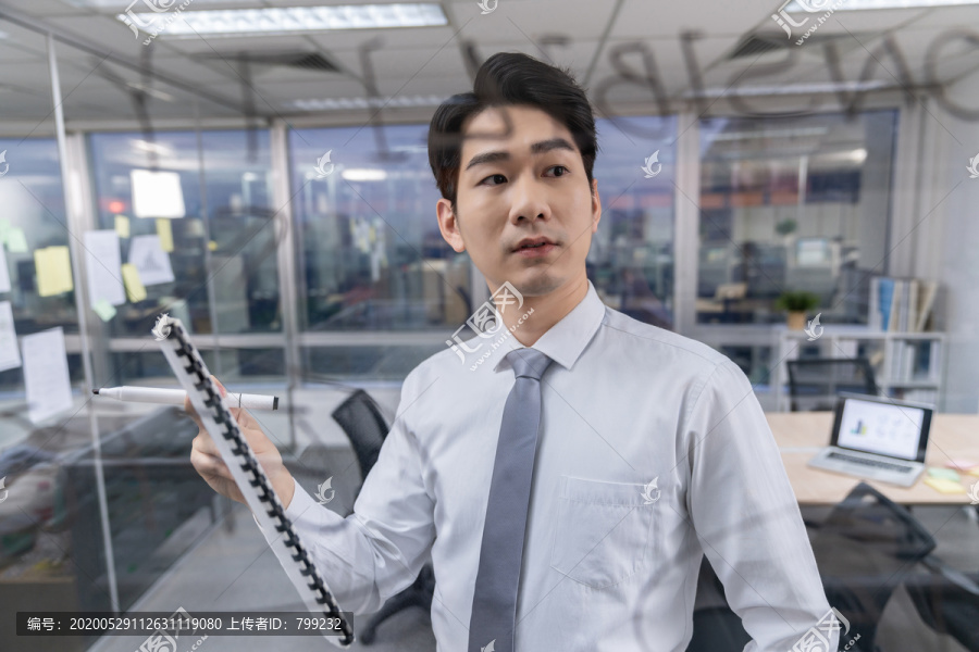 年轻商务男士在办公室工作