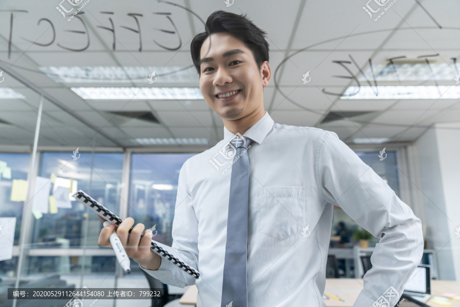 年轻商务男士在办公室工作