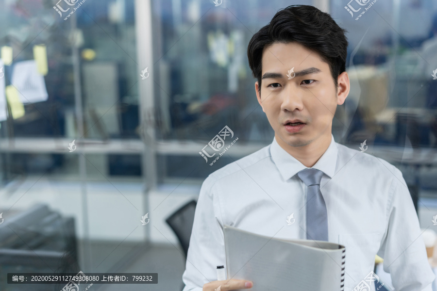 年轻商务男士在办公室加班