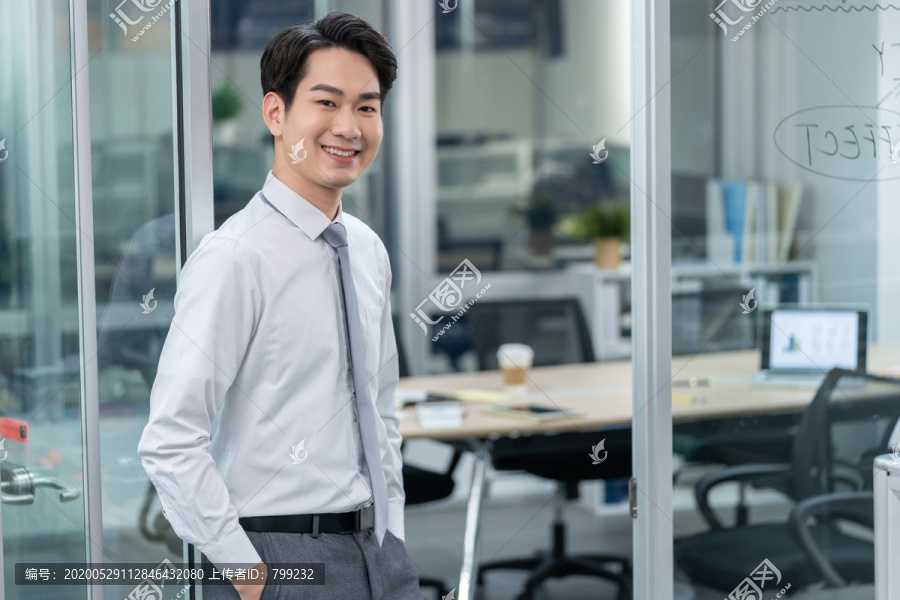 年轻商务男士在办公室工作