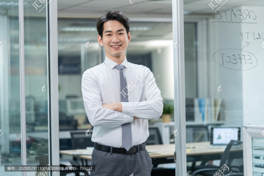 年轻商务男士在办公室工作
