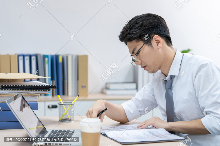 商务男士在办公室加班