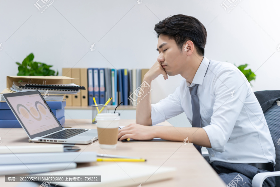 商务男士在办公室加班