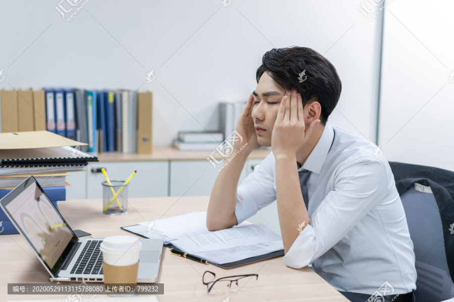 商务男士在办公室加班