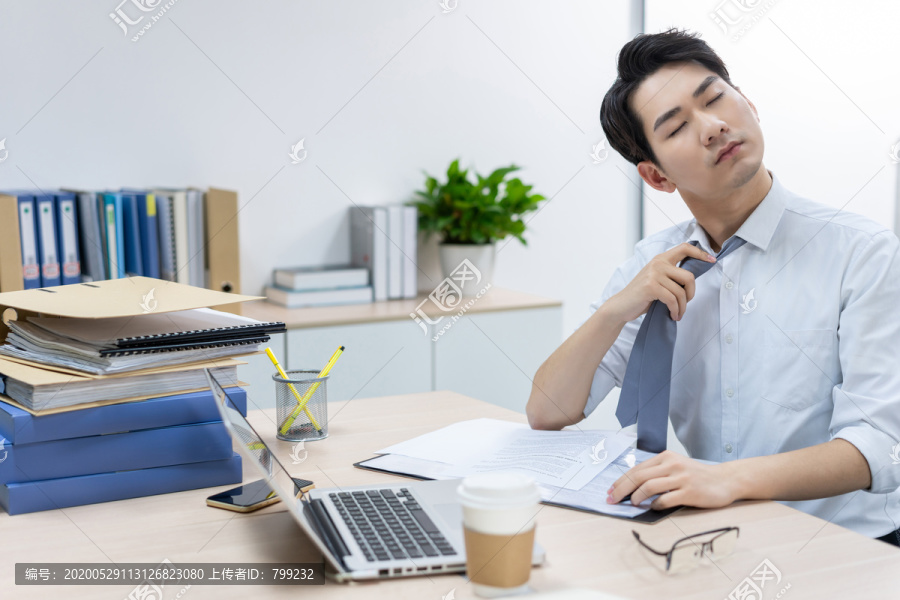 商务男士在办公室加班