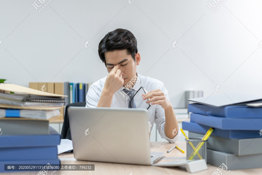 商务男士在办公室加班