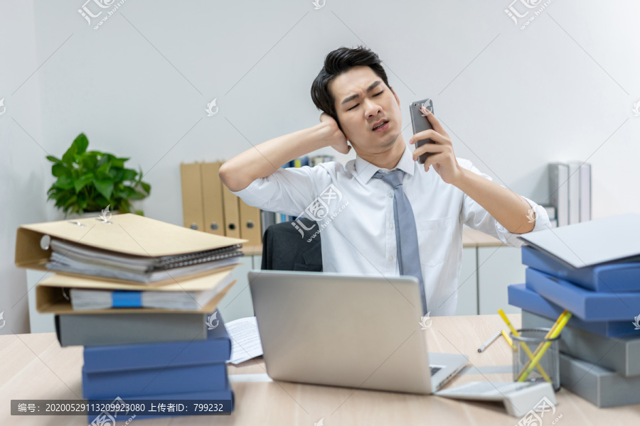 商务男士在办公室加班