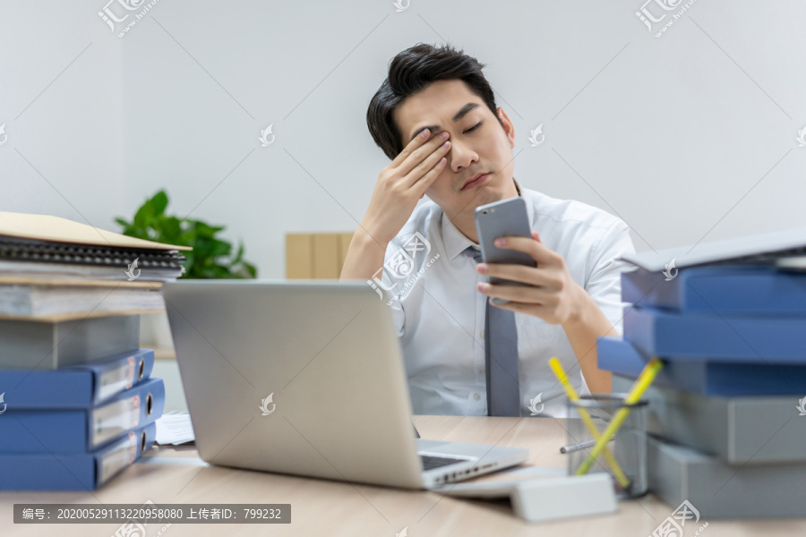商务男士在办公室加班