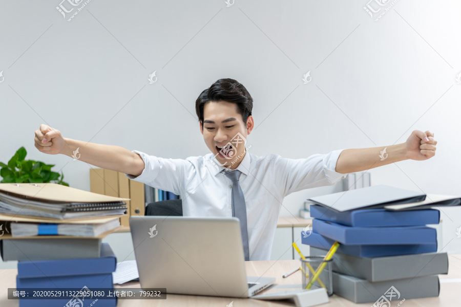 快乐的商务男士在办公室加班