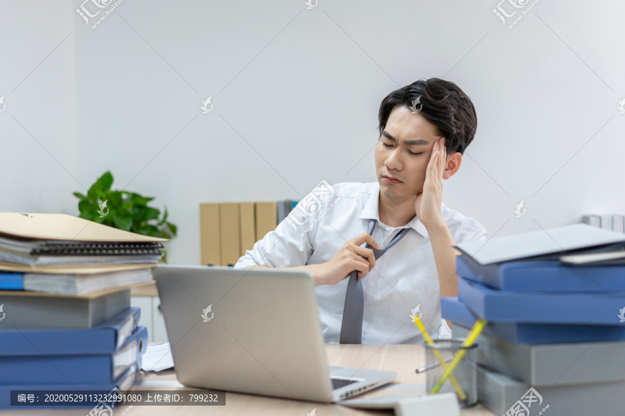 商务男士在办公室加班